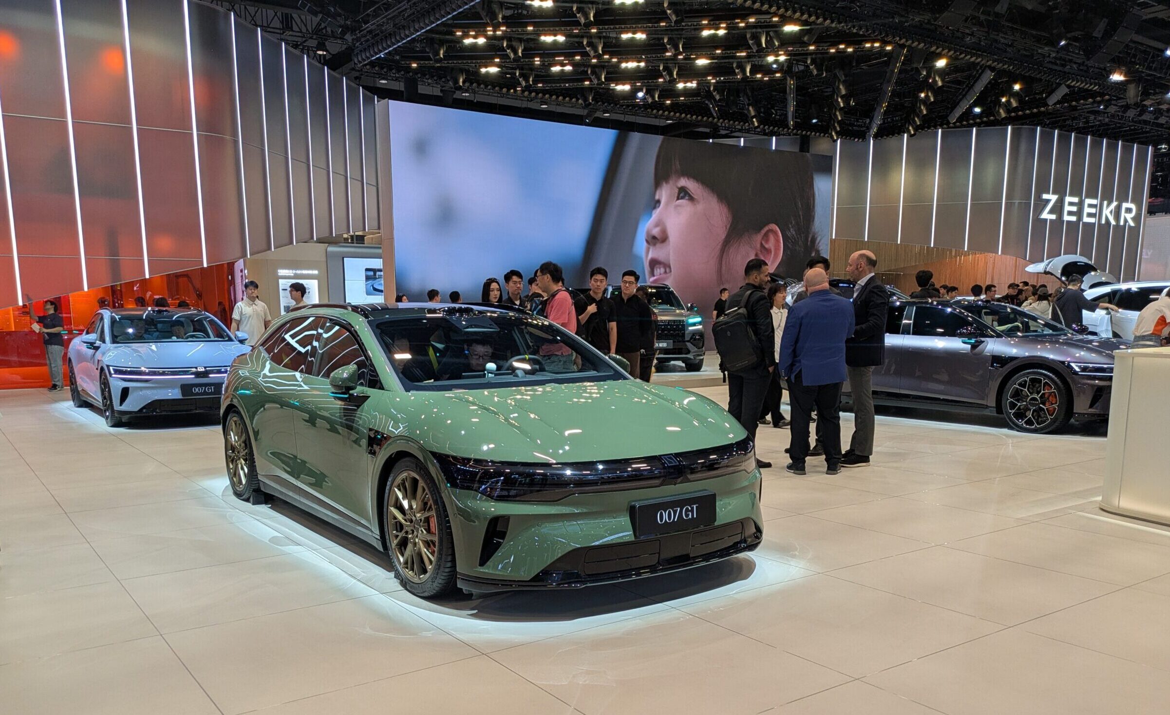 Продажи Geely упали на 19% в апреле, Zeekr растёт на 132%
